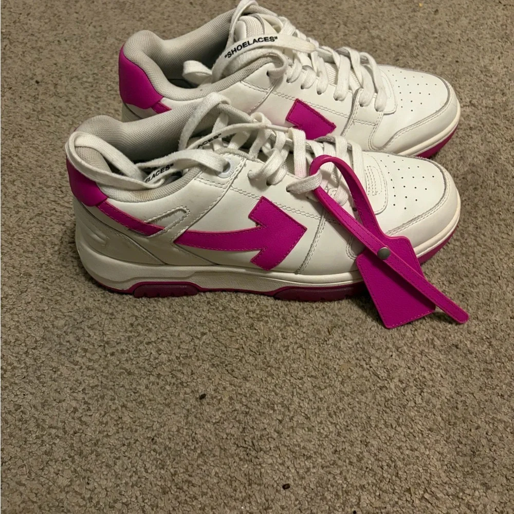 Off-White Men’s White and Pink Arrow Low-Top Sneakers
